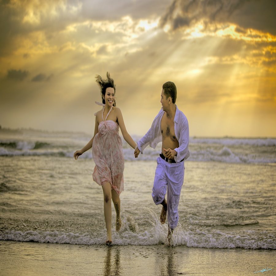 couple-running-beach